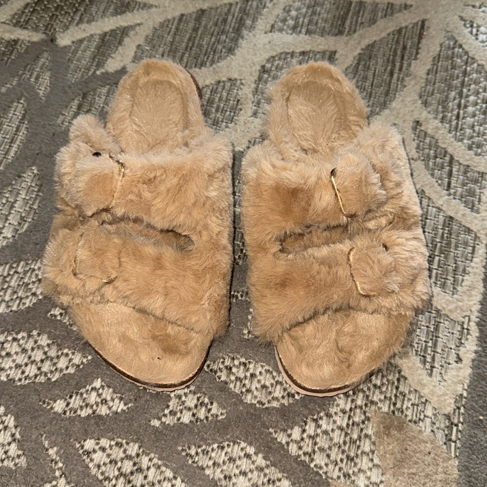 Brand New. Faux fur slides